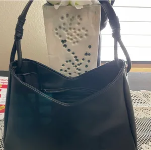 Elegant Black Handbag thumbnail 3