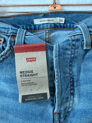 Levi’s Wedgie Straight Jeans Women’s Size 26 Light Wash Distressed Raw Hem thumbnail 6