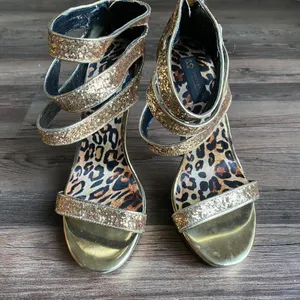Socialite by: Shoe dazzel sz 8.5 gold Y2K‎ platform stilletto glitter heels thumbnail 2
