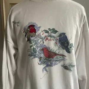 Vintage 90s Cardinal Winter Scene White Sweatshirt Bluejay Birds Snowflake Large thumbnail 2