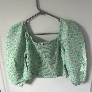 Levi’s Floral Crop Puff Sleeve Top - S thumbnail 2