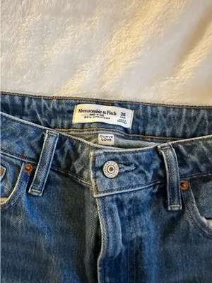 Abercrombie Mid-Rise 90s Straight Jeans thumbnail 3