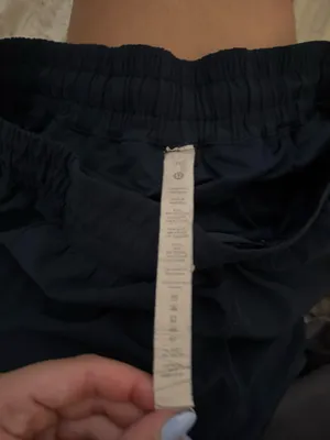 Low-Rise Lululemon Hotty Hot 2.5" Shorts thumbnail 2