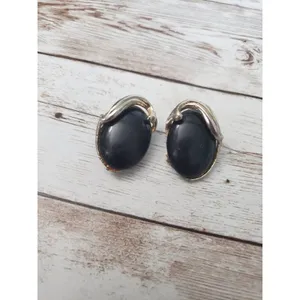 Vintage Clip On Earrings Black Oval with Silver Tone Detail - Poor Condition thumbnail 4