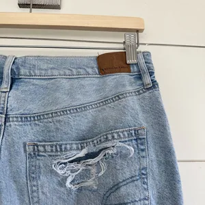 American Eagle Women’s 12 Short Highest Rise 90s Boyfriend Very Distressed Jeans thumbnail 4