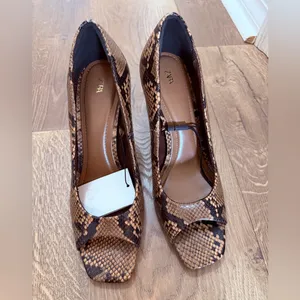 NWT Zara Snakeskin Open Toe Heels Size 7.5 thumbnail 2