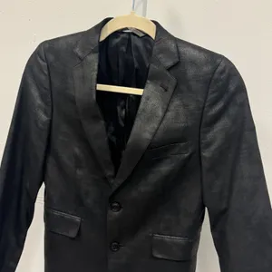 DKNY Black Faux Leather Textured Blazer Jacket Womens Size 10R Two Button Career thumbnail 4