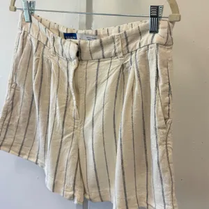 Old Navy Taylor Extra High-Rise Striped Linen Blend Shorts Cream Navy Small thumbnail 3