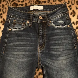 KanCan Jeans Mid Rise Ankle Distressed Skinny Jeans Women’s Size 0 /… thumbnail 2