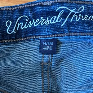 Universal Thread Mid-Rise Bermuda Jean Shorts 14/32R thumbnail 3