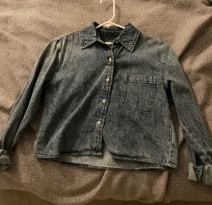 EUC Universal Thread stonewashed cropped denim shirt/jacket thumbnail 1