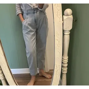 TFS Twentyfourseven Women’s High Rise Mom Jeans Blue Light Wash S/M thumbnail 8