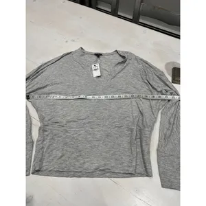 NWT express size small‎ v neck grey top thumbnail 5