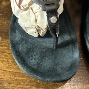 UGG Ayden Thong Sandals 7 Black Suede Leather Medallion Slingback Boho Summer thumbnail 5