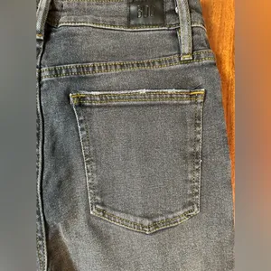 BDG Girlfriend Highrise Straight Leg Jeans - An Urban Outfitters Brand thumbnail 7