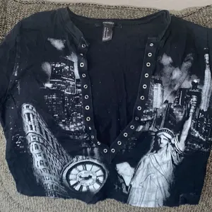 ✨ Forever 21 Lace Up New York City Crop Tee Shirt✨ thumbnail 4