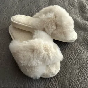 Women’s Size 9/10 White Faux Fur Bridesmaid/Bride Slippers thumbnail 1