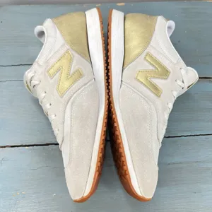 New Balance 620 Women 9.5 Sneakers Cream Gold Metallic CW620JD2 Low Top Shoes thumbnail 9