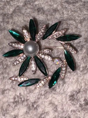 Vintage Emerald Green Rhinestone Faux Pearl Flower Wreath Brooch Gold Tone Pin thumbnail 3
