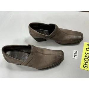 womans Excellent Condition born slip on shoes Size 8 brown Square Toe Block Heel thumbnail 2