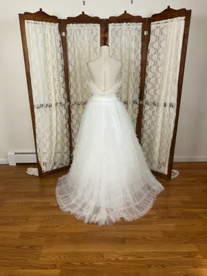 Stunning New MacDuggal Tiered Tulle Wedding Gown thumbnail 8
