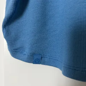 Lululemon Hold Tight Straight Hem Cropped T-Shirt Blue Nile Ribbed Size 14 thumbnail 4