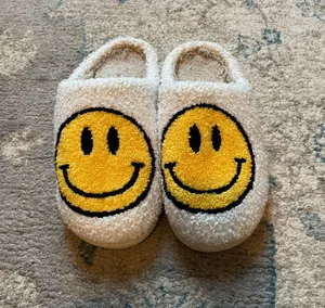 Smiley Face slippers White Size 8 thumbnail 1