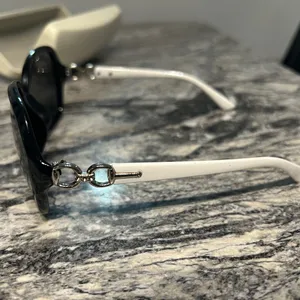 Elegant Black Sunglasses thumbnail 4