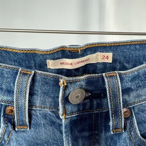 Levi's Wedgie Straight Fit Jeans in Unstoppable Wear Dark Wash‎ Size 24 thumbnail 9