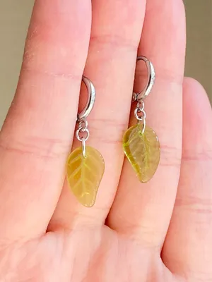 Handmade fairy forest vintage retro aesthetic style simple Czech glass leaf dangle earrings🍃💚 thumbnail 6