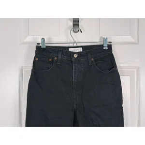 Abercrombie & Fitch Curve Love 90s Straight Ultra High Rise Jeans Size 26 Black thumbnail 5