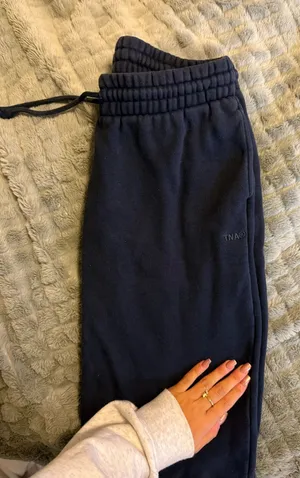 Aritzia TNA Cozy Boyfriend Fleece Sweatpants thumbnail 1
