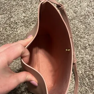 Samara Medium Shoulder Vegan Leather Bag in Peony‎ thumbnail 10