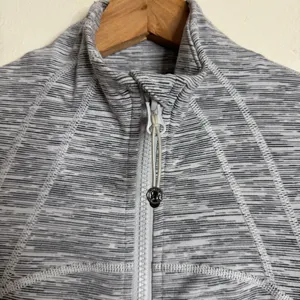 Lululemon ladies athletic wear Gray Full-Zip define Jacket SZ 4 gym working‎ out thumbnail 5