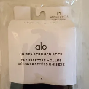 NWT Alo unisex scrunch socks in black size medium thumbnail 4