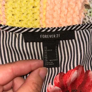Forever 21 Floral Striped Women's Top Size Small thumbnail 3