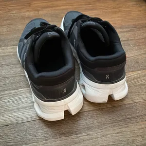 On Cloud Running Shoes thumbnail 4