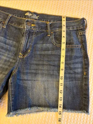 Old Navy The Flirt Size 12 Distressed Frayed Blue Denim Cut Off Jean Shorts thumbnail 11