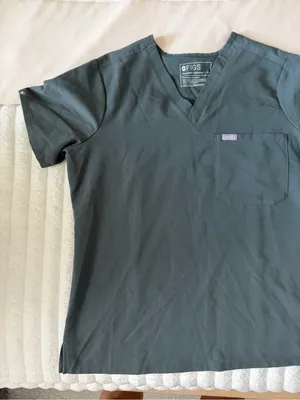 FIGS Women’s V-Neck Scrub Top thumbnail 2