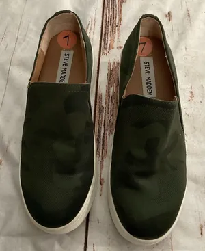 STEVE MADDEN CAMO SLIP ON‎ SNEAKERS thumbnail 1