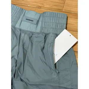 NWT Lululemon women Lightweight Super-High-Rise Training Short 4" CRBU size：2 thumbnail 3