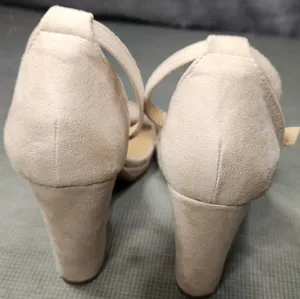 Top Moda Elegant Beige Heels with Gold Accents Size 7 thumbnail 8