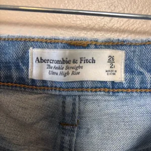 Abercrombie & Fitch Jeans Ankle Straight Ultra High Rise Distressed Hem Size 26‎ thumbnail 4