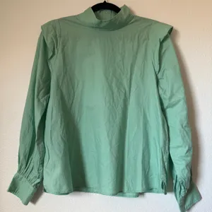 Everlane The Wing-Shoulder Mockneck Top Jade Green Cotton Blouse Size 4 NEW thumbnail 1