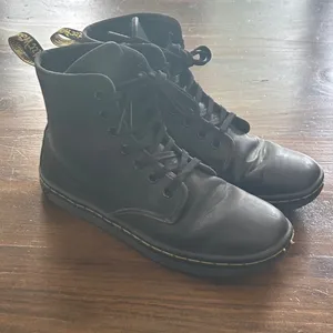 Dr Martens Shoreditch Black Leather Combat Boots Women's Sz 6 Moto Ankle Classic thumbnail 2