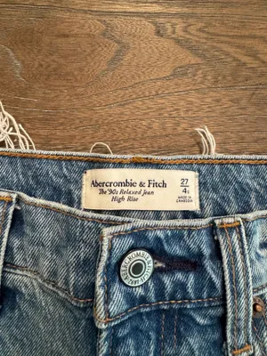 Abercrombie & Fitch 90s Relaxed High Rise Jean thumbnail 2