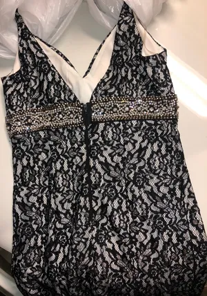 Black/White Lace prom dress thumbnail 3