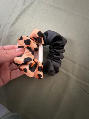 Jessica Simpson 2 pcs Leopard and Black Scrunchies Set thumbnail 3