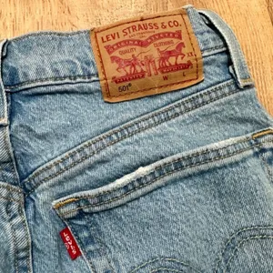 LEVI'S | Women's 501 Raw Hem Light‎ Wash Hidden Button Blue Denim Jeans, W24 L28 thumbnail 4