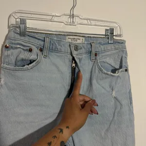 Abercrombie & Fitch The 90's Straight Ultra High Rise 28/6 Short‎ Minimalist thumbnail 7